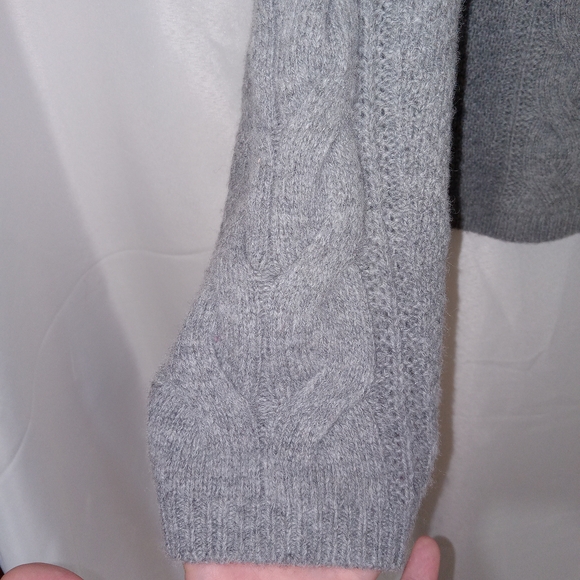 Banana Republic Italian Yarn Gray Wool-Blend Cable Knit Sweater Womens M EUC - Picture 3 of 10